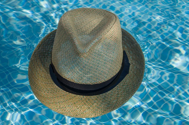 slaměný klobouk v bazénu.jpg